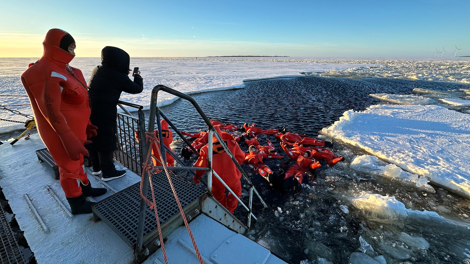 icefloating on arktis, icebreaker cruise