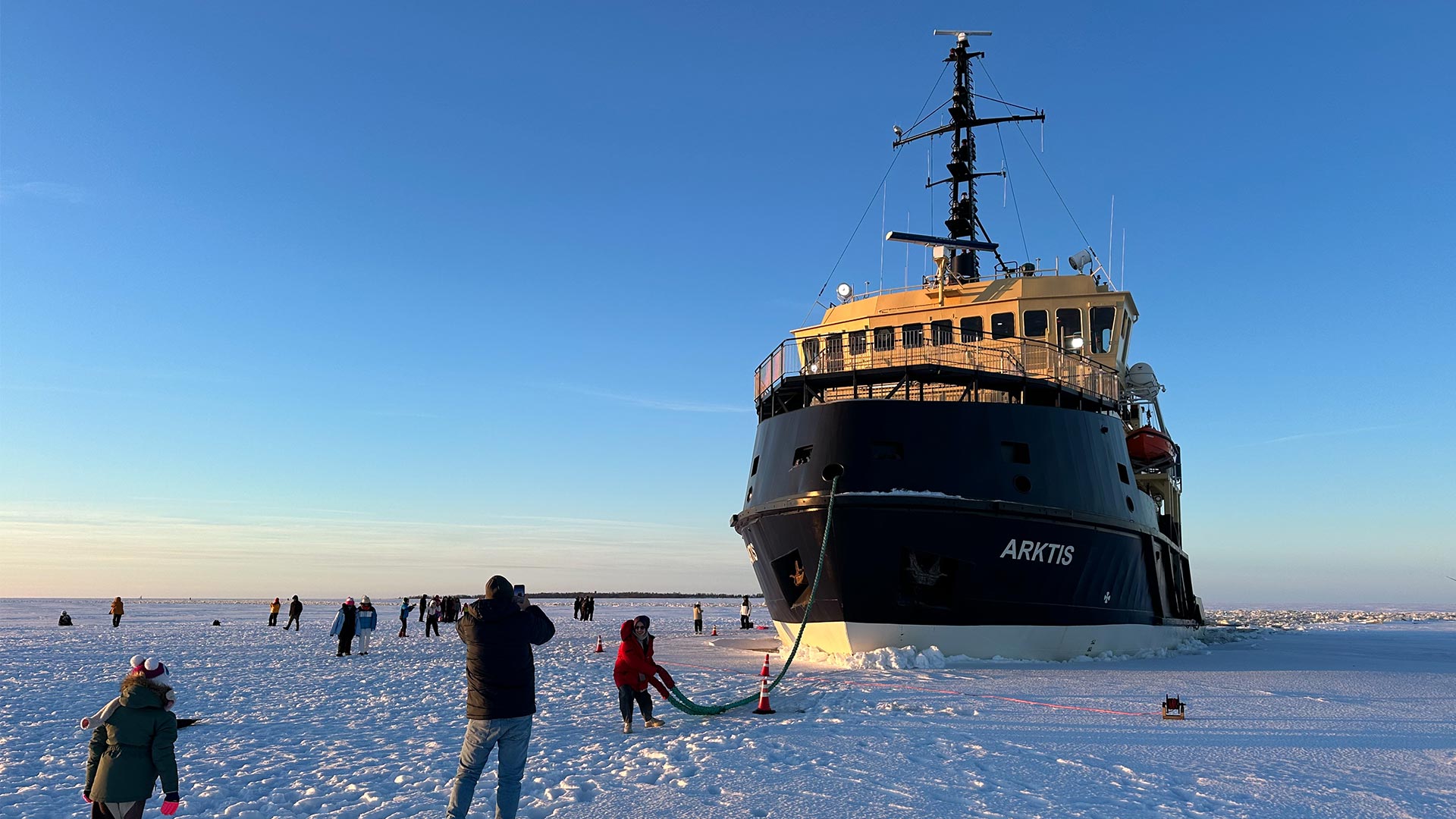 ice walking - icebreaker arktis